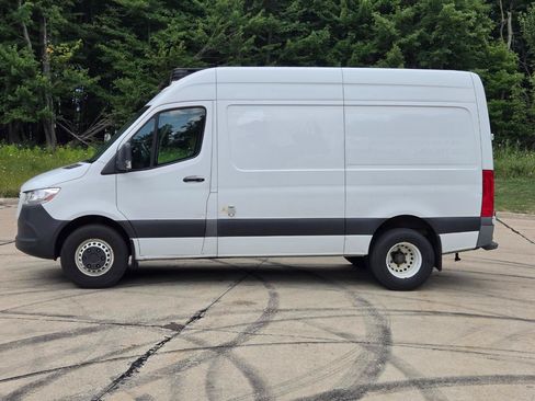Used 2019 Freightliner Sprinter 144 RWD image 2