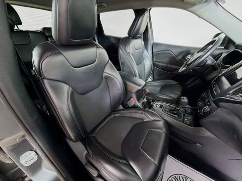 Used 2019 Jeep Cherokee Latitude Plus AWD/4WD image 24