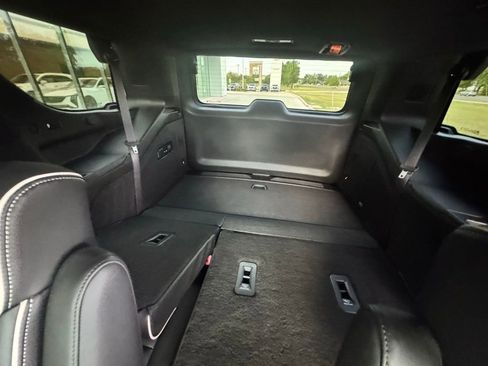 Used 2021 Cadillac Escalade Premium Luxury RWD image 17