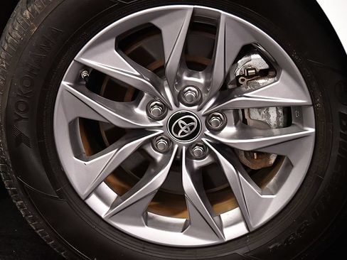 Used 2024 Toyota Sienna LE AWD/4WD image 9