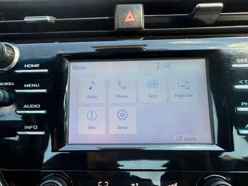 Used 2018 Toyota Camry SE w/ Moonroof Package FWD image 16