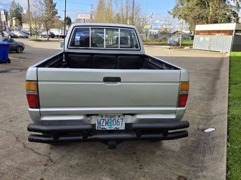Used 1987 Toyota Pickup Deluxe AWD/4WD image 6