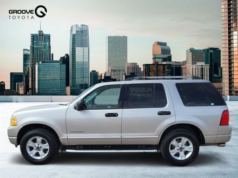 Used 2005 Ford Explorer XLT image 2