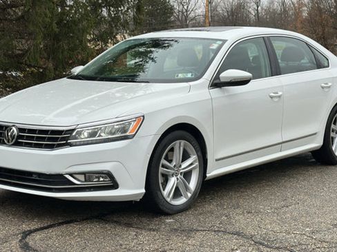 Used 2018 Volkswagen Passat 2.0T SEL Premium image 2