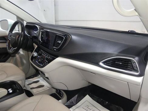 Used 2018 Chrysler Pacifica Touring-L Plus w/ Advanced Safetytec Group FWD image 26
