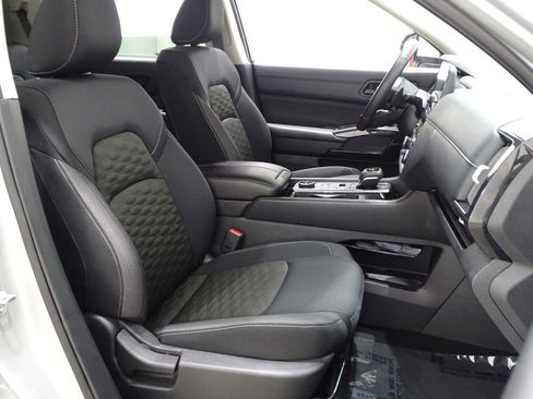 Used 2024 Nissan Pathfinder SV image 14