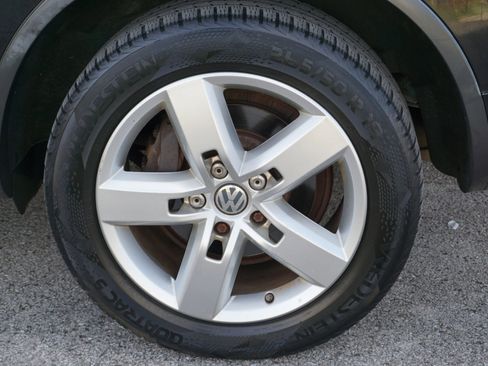 Used 2014 Volkswagen Touareg Sport image 9