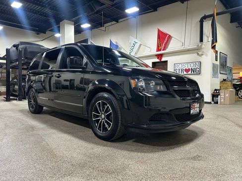 Used 2017 Dodge Grand Caravan SE image 6