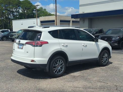 Used 2017 Toyota RAV4 LE FWD image 4