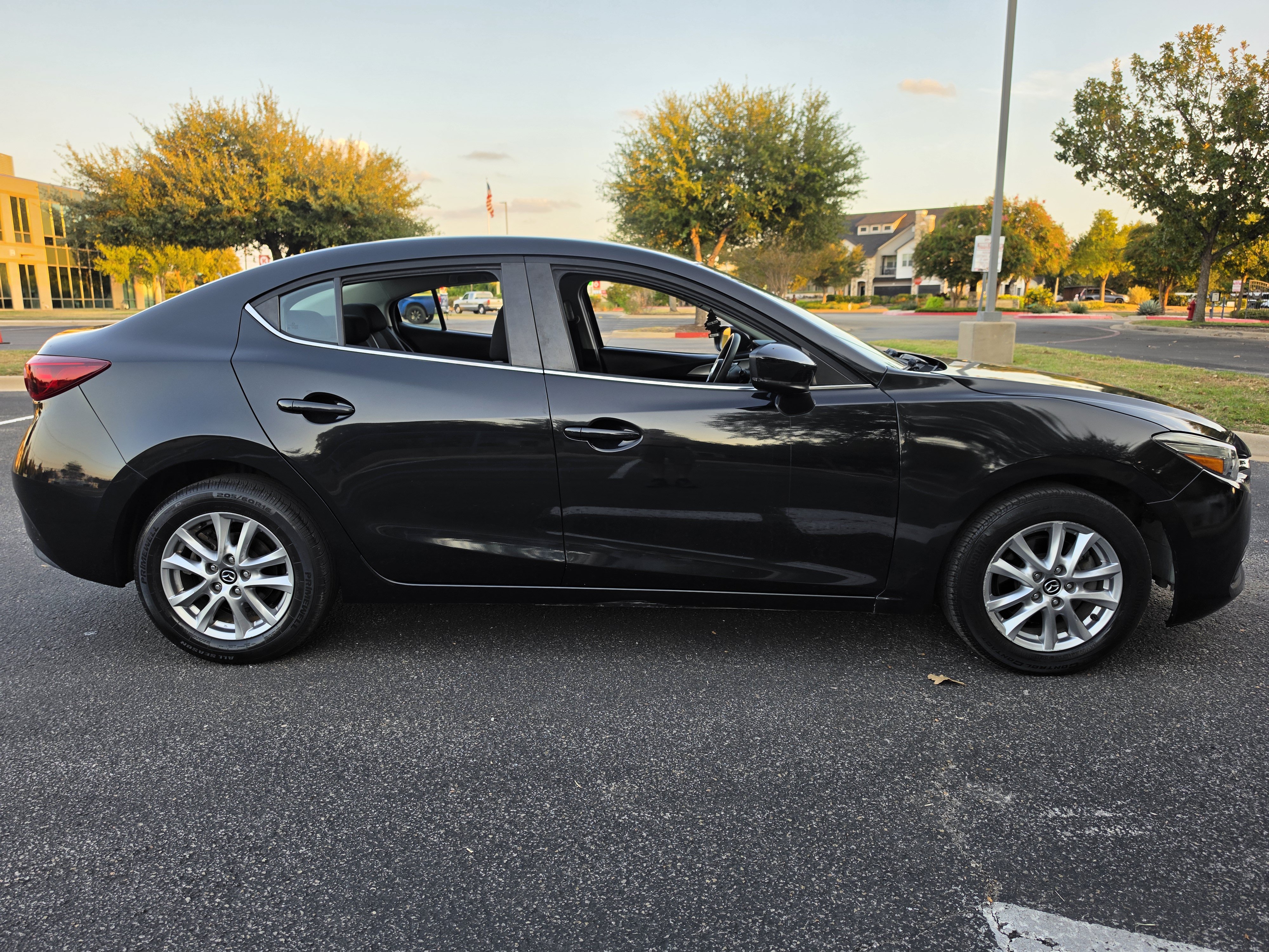 Used 2018 MAZDA MAZDA3 Sport w/ Preferred Equipment Package FWD image 9