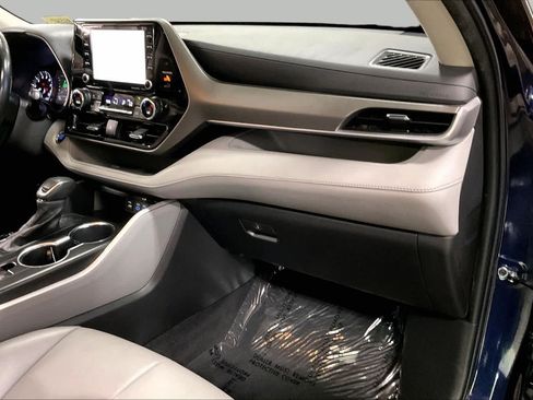 Used 2022 Toyota Highlander XLE AWD/4WD image 19