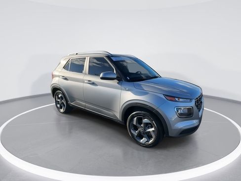 Used 2024 Hyundai Venue SEL image 2
