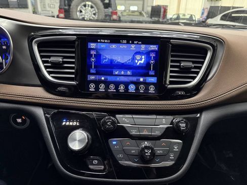 Used 2017 Chrysler Pacifica Limited w/ UConnect Theater Package FWD image 25