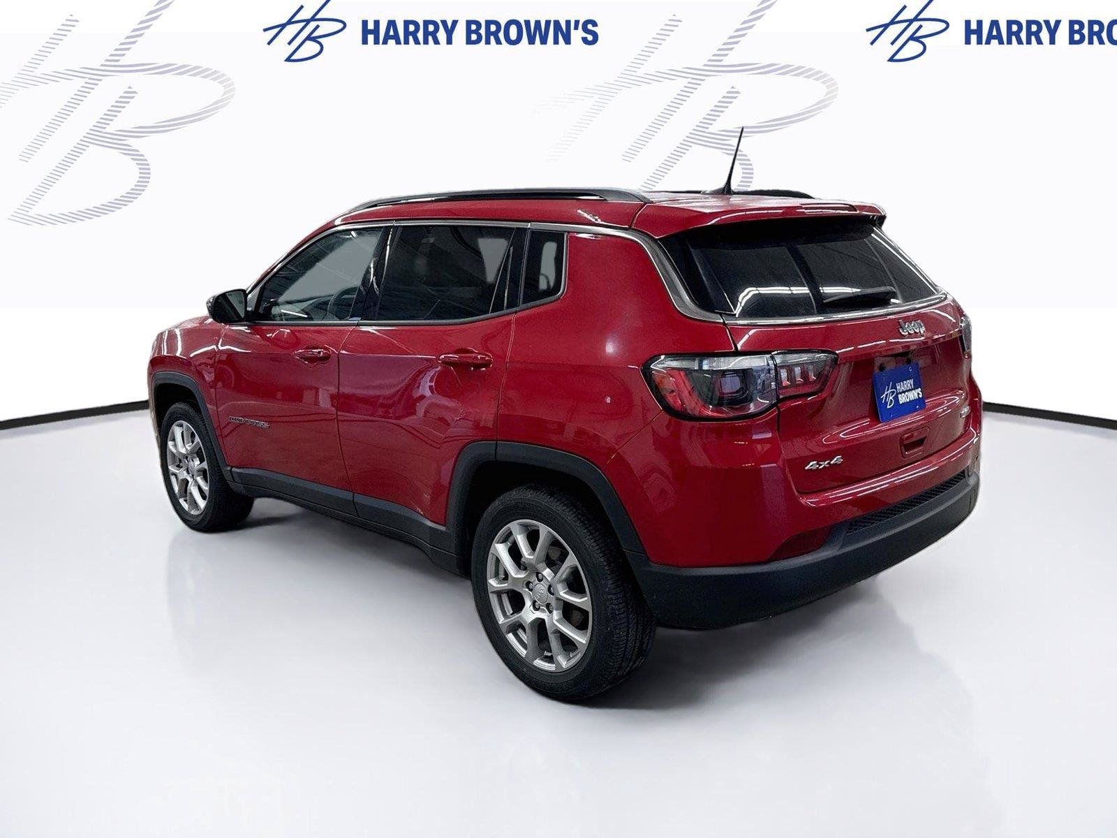 Used 2023 Jeep Compass Latitude AWD/4WD image 2