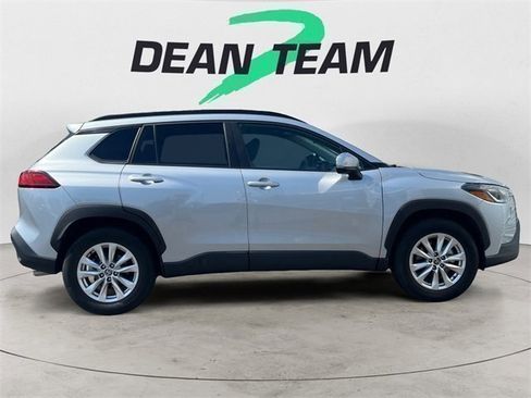 Used 2022 Toyota Corolla Cross LE image 9