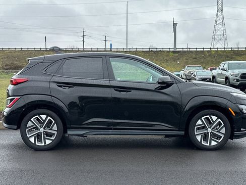 Used 2023 Hyundai Kona SE image 2