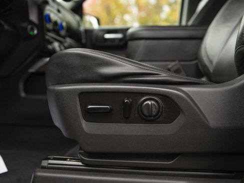 Used 2020 Chevrolet Silverado 1500 LT Trail Boss w/ Midnight Edition image 12