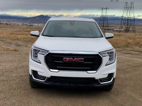 Used 2024 GMC Terrain SLE image 3