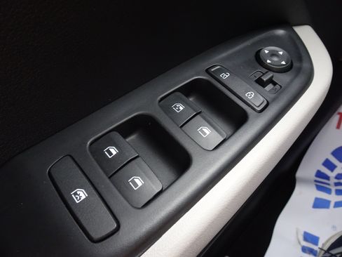 Used 2023 Hyundai Venue SEL FWD image 24