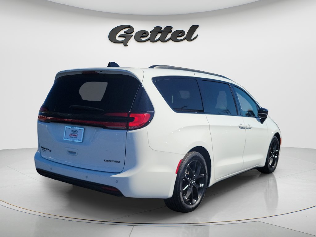 Used 2025 Chrysler Pacifica Limited FWD image 5