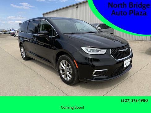 Used 2024 Chrysler Pacifica Touring-L AWD/4WD image 1