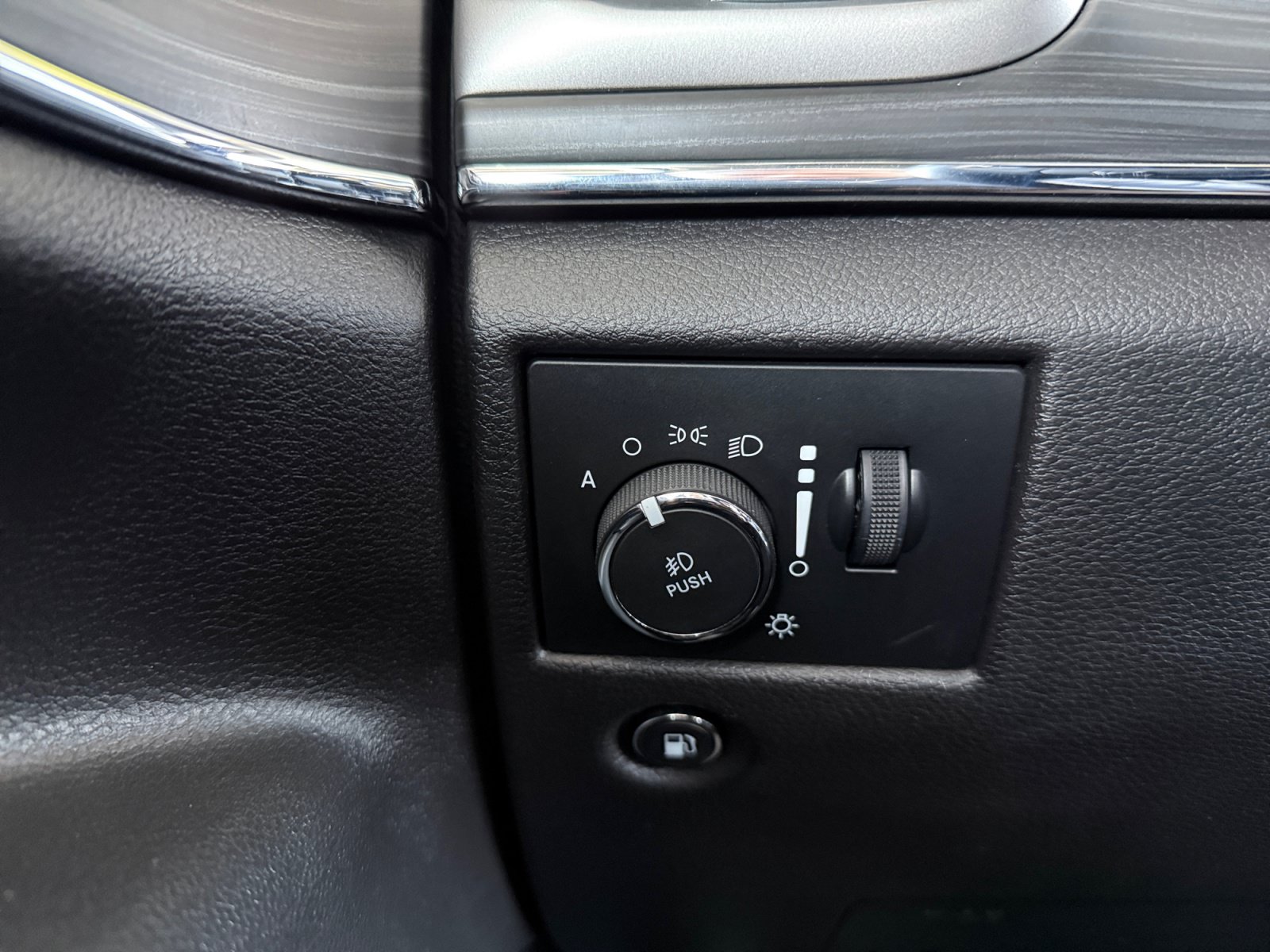 Used 2019 Jeep Grand Cherokee Limited RWD image 19