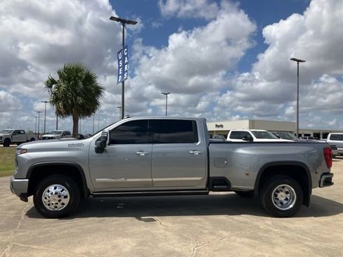 Used 2025 Chevrolet Silverado 3500 High Country w/ High Country Premium Package AWD/4WD image 4