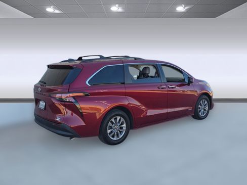 Used 2021 Toyota Sienna XLE image 7