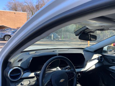 Used 2025 Chevrolet Trax LT w/ LT Convenience Package image 31