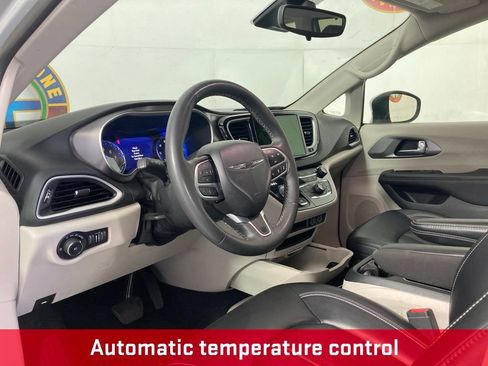 Used 2023 Chrysler Pacifica Touring-L FWD image 12