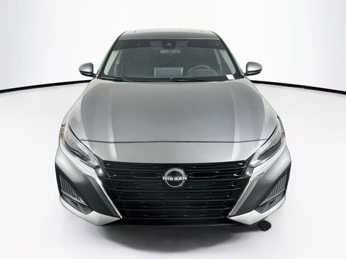 Used 2023 Nissan Altima 2.5 SV w/ SV Premium Package FWD image 2