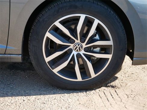 Certified 2025 Volkswagen Jetta SE image 9