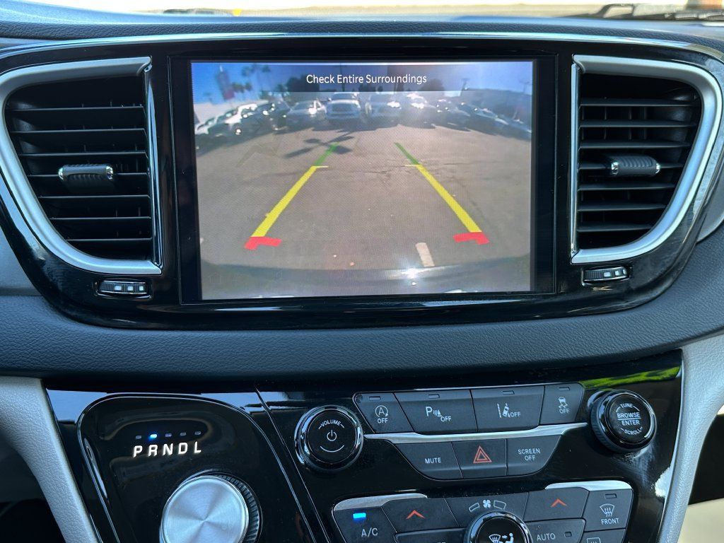 Used 2023 Chrysler Pacifica Touring-L FWD image 32
