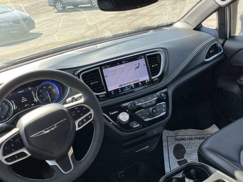Used 2026 Chrysler Pacifica Select image 18