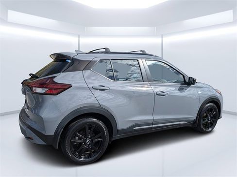 Used 2023 Nissan Kicks SR w/ SR Premium Package image 3