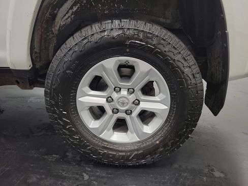 Used 2018 Toyota 4Runner SR5 AWD/4WD image 10