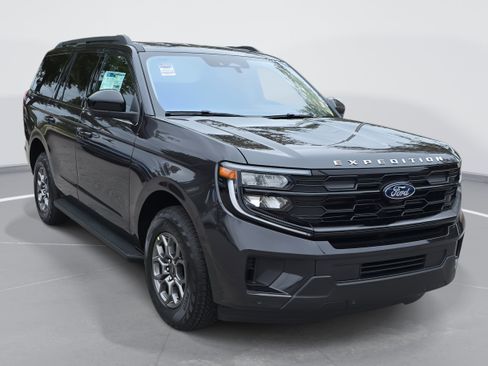 New 2025 Ford Expedition Active image 3