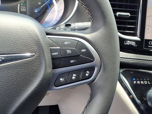 Used 2024 Chrysler Pacifica Limited FWD image 13