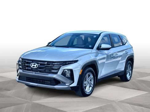 Used 2025 Hyundai Tucson SE FWD image 3