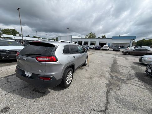 Used 2017 Jeep Cherokee Latitude w/ Cold Weather Group AWD/4WD image 6