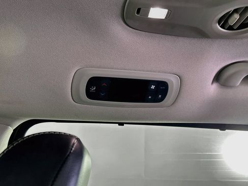 Certified 2024 Chrysler Pacifica Touring-L FWD image 35