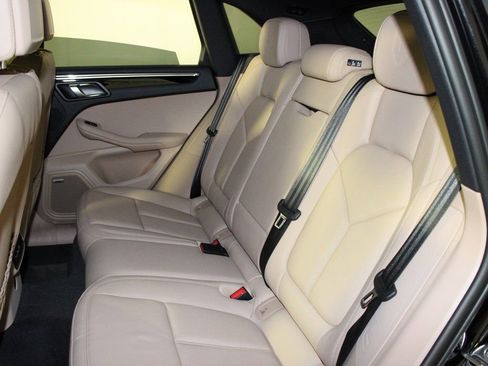 Certified 2025 Porsche Macan AWD/4WD image 34