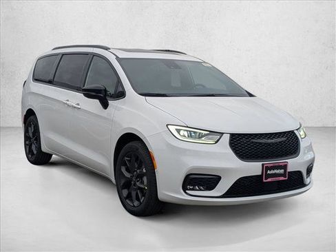 New 2026 Chrysler Pacifica Limited image 6