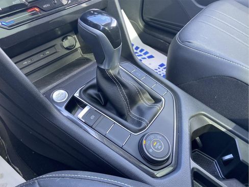 Used 2023 Volkswagen Tiguan SE w/ Panoramic Sunroof Package image 28