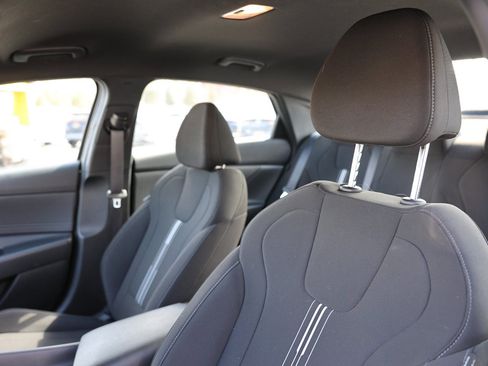 Used 2025 Hyundai Elantra SEL image 17