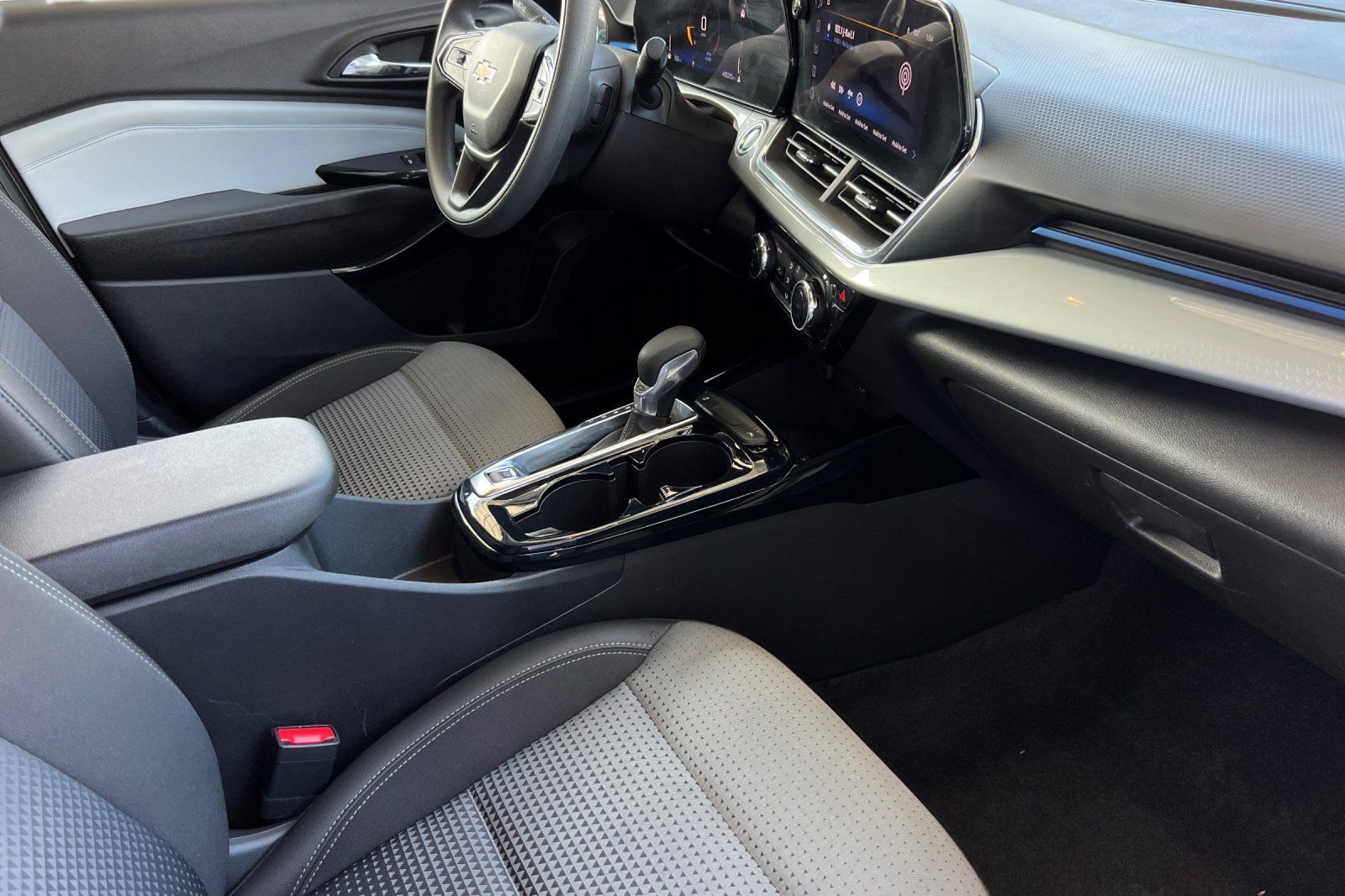 Used 2025 Chevrolet Trax LT FWD image 24