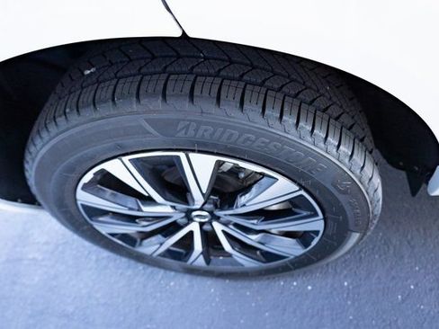 Used 2023 Volvo XC60 B5 Plus image 19