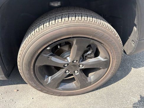 Used 2024 Jeep Grand Cherokee Altitude AWD/4WD image 4
