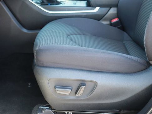 Used 2025 Toyota Highlander LE FWD image 11