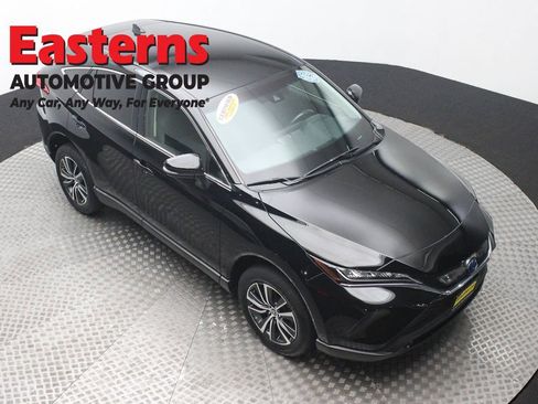 Used 2022 Toyota Venza LE image 3